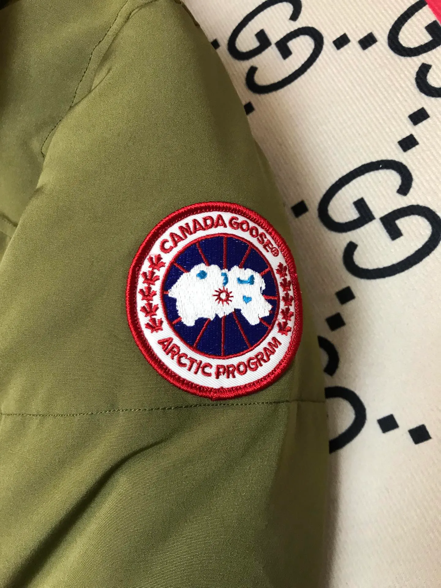 P640 Canada Goose MacMillan parka 17 styles for men and women, short style without fur collar, Arctic and Antarctic scientific expedition teams and others choose Canada Goose as their winter wear, the Rolls-Royce of down jackets. ➖ Industry-leading anti-counterfeiting chip sensing. ➖ Imported Behringer embroidery machines and customized embroidery labels, the highest level and industry leading. ➖ Imported Korean 21-count polyester-cotton blended original fabric, TC85 waterproof coated fabric, water-repellent, windproof and wear-resistant. ➖ The new national standard 80 white duck down is filled with an average of 520 grams of down. The amount of down filled is industry-leading. ➖ 100% nylon lining with double double-layer sealing design to prevent velvet running, and seamless thread design on the cuffs! ➖ Western Canadian Green Wolf Collar. ➖ Yoshida YKK provides original factory-customized electroplated sliders. YKK two-way lockable zippers are tight and smooth and do not peel off paint. ➖ 3M composite Velcro is durable and the accessories and hardware are all custom-made. Note: Our copywriting is only simple and clear. Instead of bragging about the copywriting, it is better to compare and understand with samples. Only for the purest goose, the most dedicated, the most professional, the highest quality, the highest cost performance! Color: green gray red off-white navy black SIZE: S-XXL [with size chart]